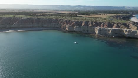 Luftaufnahme-Des-Wunderschönen-Maslin-Beach-In-Den-Vororten-Von-Adelaide,-Südaustralien,-Yacht-Vor-Der-Küste