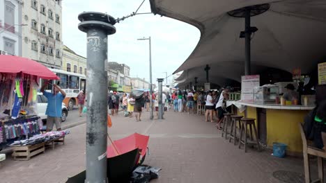 Tauchen-Sie-Ein-In-Die-Lebendige-Atmosphäre-Der-Belebten-Straßen-Von-Belém-Und-Erleben-Sie-Den-Dynamischen-Fluss-Des-Lokalen-Lebens-Und-Der-Städtischen-Energie