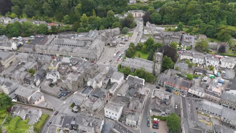 Disparo-De-Un-Dron-Que-Captura-La-Arquitectura-Histórica-De-Tavistock-Y-Sus-Exuberantes-Alrededores,-Devon,-Reino-Unido