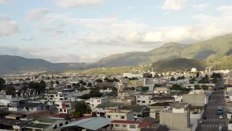 Panorama-Drohnenaufnahme-Der-Stadt-Ibarra,-Ecuador