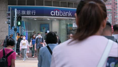 Fußgänger-Gehen-An-Der-Amerikanischen-Multinationalen-Investmentbank,-Citibank-Oder-Citi,-Filiale-In-Hongkong-Vorbei