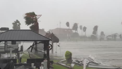 Intensive-Orkanartige-Winde-Und-Sintflutartige-Regenfälle-Durch-Hurrikan-Baryl-Verwüsten-Den-Galveston-Bay-RV-Park-An-Der-Texanischen-Golfküste