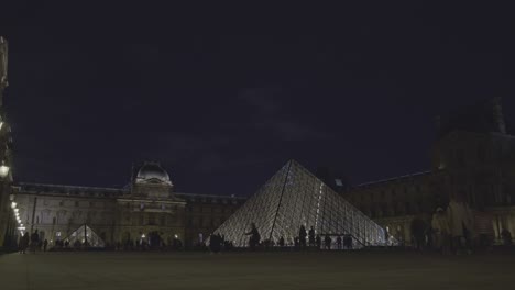 Louvre-Museum-with-glass-pyramid-at-night,-Paris-in-France