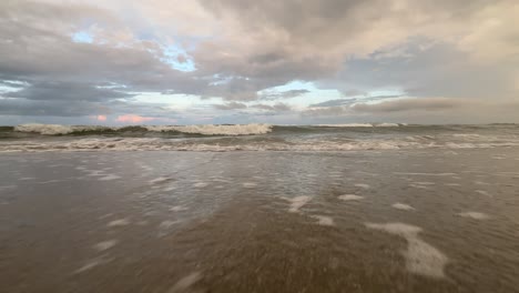 Olas-Tranquilas-Llegan-A-La-Orilla-En-Cámara-Lenta-Durante-La-Puesta-De-Sol-En-Myrtle-Beach,-Carolina-Del-Sur