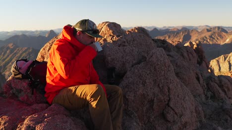 Caminante-Mochilero-Alpinista-Bebiendo-Té-Café-Atardecer-Hora-Dorada-Colorado-Cuenca-De-Chicago-Cima-De-La-Cumbre-Viento-Luz-Del-Sol-Pico-Monte-Norte-Eulos-Silverton-San-Juan-Montañas-Rocosas-Cordillera-Catorce