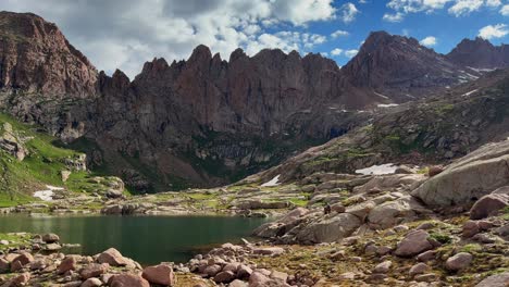 Sommernachmittag-Gletscher-Twin-Lakes-Chicago-Basin-Colorado-Silverton-San-Juan-Range-Rocky-Mountains-Schneeschmelze-Mount-Eulos-Fourteeners-Sonnenlicht-Windom-Peak-Silverton-Juli-Blauer-Himmel-Wolken-Schwenk-Nach-Links