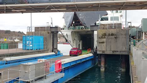 Los-Coches-De-Embarque-Y-Conducción-En-Ferry-Caledonian-Macbrayne-En-El-Puerto-De-Oban-Para-Viajar-A-Las-Hébridas-Exteriores-En-Escocia,-Reino-Unido