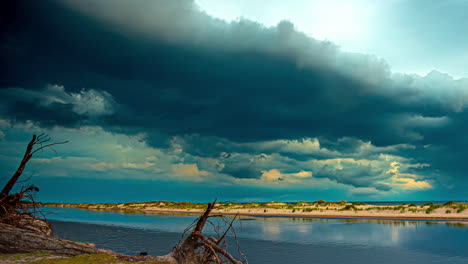 Relámpagos-Y-Tormentas-Que-Se-Desarrollan-Sobre-Una-Playa-Junto-A-Un-Canal-A-La-Orilla-Del-Mar---Pareja-Viendo-El-Lapso-De-Tiempo