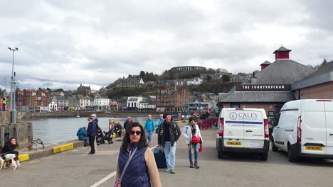 Menschen-Spazieren-An-Der-Uferpromenade-Und-Im-Hafen-Im-Beliebten-Urlaubsziel-Oban-In-Schottland,-Vereinigtes-Königreich