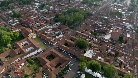 Drohnenflug-Der-Innenstadt-Von-Patzcuaro-Bei-Sonnenuntergang-In-Michoacan,-Mexiko