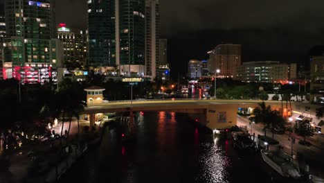 Fluss-Und-Brücke-In-Der-Innenstadt-Einer-Amerikanischen-Stadt-Bei-Nacht