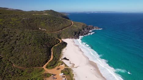 4K-Drohnenvideo-Mit-Rückflug-über-Shelley-Beach,-Einem-Weißen-Sandstrand-Mit-Klaren,-Blauen-Meereswellen,-Die-Gegen-Das-Ufer-Krachen