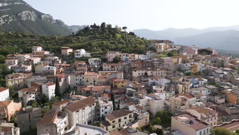 Casas-Italianas-Sentadas-En-Una-Montaña-En-Dorgali-En-Cerdeña,-Italia.