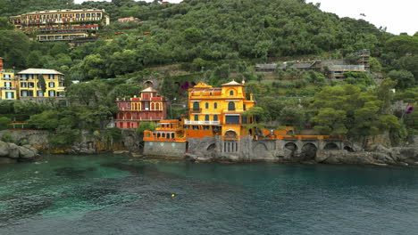 Portofino,-Una-Ciudad-Costera-En-Liguria,-Italia,-Presenta-El-Icónico-Castello-Brown-Y-Villa-Olivetta