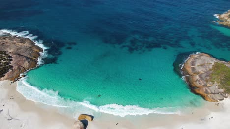 Vista-De-Drones-De-4k-Mirando-Hacia-Abajo-En-La-Pequeña-Playa,-A-Menudo-Votada-Como-Una-De-Las-Mejores-Playas-De-Australia,-Dentro-De-La-Reserva-Natural-De-La-Bahía-De-Los-Dos-Pueblos-En-Nanrup,-Australia-Occidental