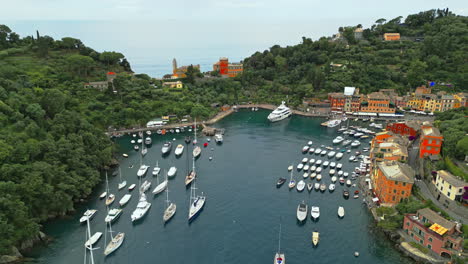 Portofino,-Una-Pintoresca-Ciudad-Costera-En-Liguria,-Italia,-Es-Conocida-Por-Su-Encantador-Puerto-Lleno-De-Yates-Y-Coloridos-Edificios