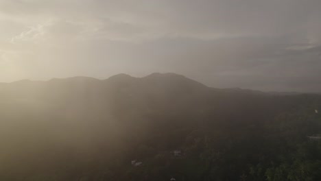 Flug-Durch-Nebel,-Der-In-Der-Abenddämmerung-Den-Berg-Enthüllt