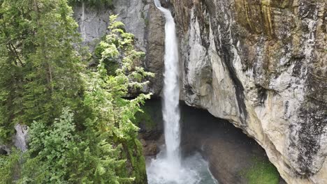 Perspectiva-Aérea-De-La-Cascada-Bergli-Stüber-En-Fätschbach,-Glarus-Süd,-Suiza,-Destacando-Su-Brillo-Diurno-En-Esta-Maravilla-Natural