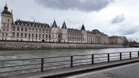 Blick-über-Bord-Für-Das-Ehemalige-Gerichtsgebäude-Und-Gefängnis-Der-Conciergerie-Auf-Der-Île-De-La-Cite,-Paris,-Frankreich