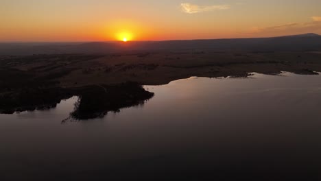 Goldene-Sonne-Am-Horizont-Während-Der-Dämmerung,-Merrimu-Reservoir-Und-Damm,-Melbourne-In-Australien