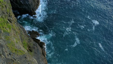 Dynamische-Luftaufnahme-Scannt-Cliffs-Of-Moher-Edge-In-Einer-Einzigartigen-Perspektive