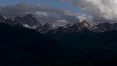 Capital-Pico-Granate-Campanas-Monte-Sopris-Sopras-Antiguo-Monte-Snowmass-Recurso-Colorado-Aéreo-Zumbido-Nubes-Oscuras-Atardecer-álamo-Temblón-Desierto-Verano-Junio-Julio-Montañas-Rocosas-Picos-Bosque-Nacional-Paralaje-Izquierda