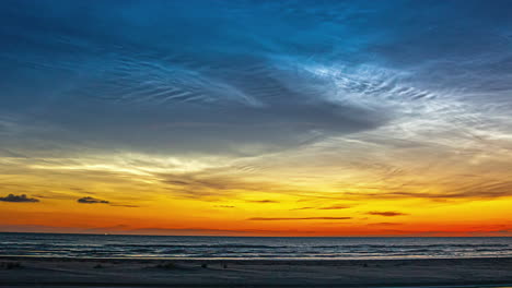 Puesta-De-Sol-Dorada-A-Lo-Largo-De-Una-Playa-Sin-Gente---Lapso-De-Tiempo-De-Paisaje-Nublado-Vibrante-Y-Colorido