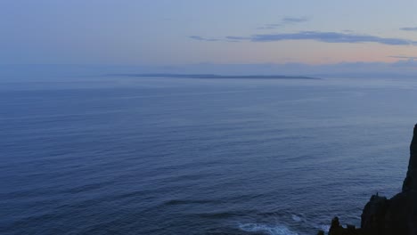 Antena-Que-Se-Eleva-Desde-Los-Acantilados-De-Moher-Apuntando-A-Las-Islas-Aran-Durante-El-Crepúsculo-Matutino