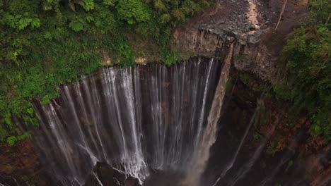 Wunderschöne-Drohnenaufnahme-Des-Tumpak-Sewu-Wasserfalls-In-Java,-Indonesien