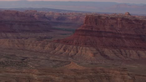 Mittlerer-Schwenk-Zeigt-Die-San-Rafael-Reef-Mesa-Wüste