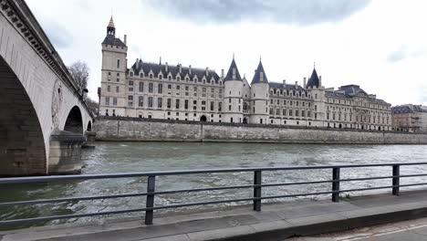 Vista-De-Volumen-De-Negocios-De-La-Conserjería,-Antiguo-Palacio-De-Justicia-Y-Prisión-En-Île-De-La-Cite,-París,-Francia