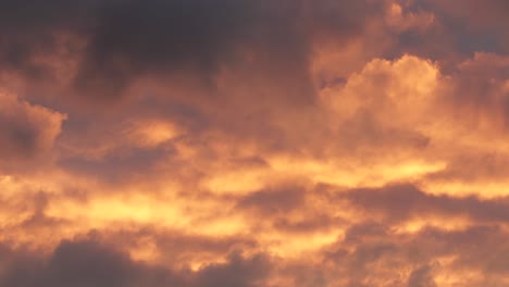 Große-Dramatische-Orange-rote-Rollende-Wolken-Während-Wunderschönen-Epischen-Sonnenuntergang-Australien-Maffra-Gippsland-Victoria