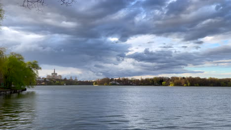 Ein-Erstaunlicher-See-Mitten-In-Der-Stadt,-Umgeben-Von-Bäumen-Und-Gebäuden