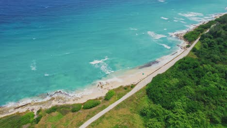 Unberührter-Strand,-Schwenk-Nach-Links-Und-Oben