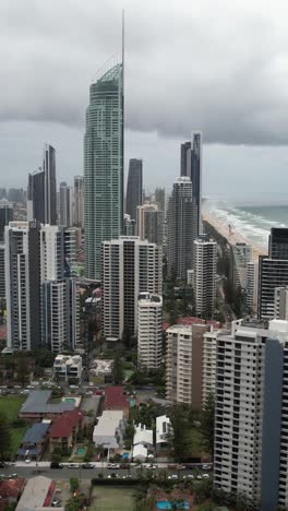 Vista-Aérea-Vertical-De-Gold-Coast,-Surfers-Paradise-Beach-Y-Torres-Frente-Al-Mar,-Queensland,-Australia