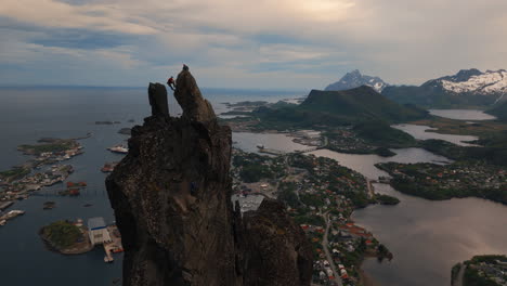 Cabra-Svolvær-Escalada-En-Roca-En-Lofoten,-Noruega