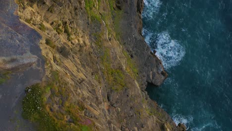 Deslizamiento-Vertiginoso-Sobre-El-Borde-De-Los-Acantilados-De-Moher-Desde-Lo-Alto.