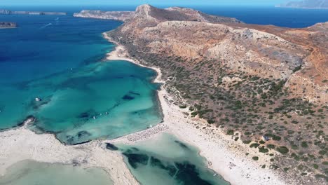 Vista-Orbital-Sobre-La-Península-De-Gramvousa-Y-La-Laguna-De-La-Playa-De-Balos,-Grecia