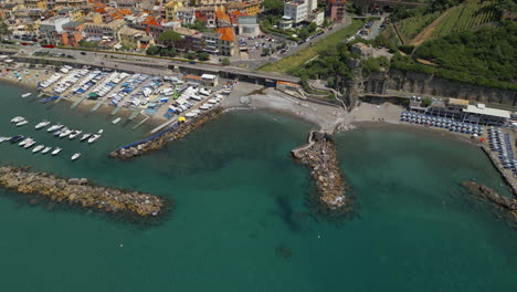 Estri-Levante,-Una-Ciudad-Costera-En-Liguria,-Italia,-Cuenta-Con-Coloridos-Edificios-Y-Una-Pintoresca-Playa