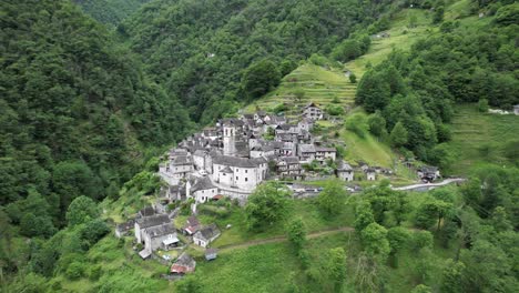 El-Pueblo-De-Corippo-Está-Situado-En-El-Valle-De-Verzasca,-En-La-Suiza-De-Habla-Italiana,-Y-Encanta-Con-Sus-Antiguas-Casas-De-Piedra.