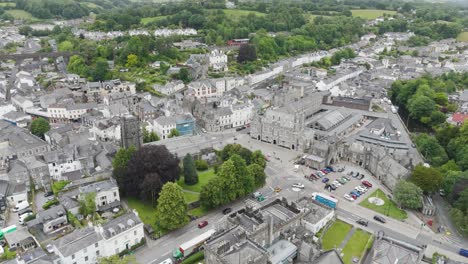 Vista-Aérea-Del-Centro-De-La-Ciudad-De-Tavistock-Con-Arquitectura-Histórica-Y-Plaza-Central,-Devon,-Reino-Unido