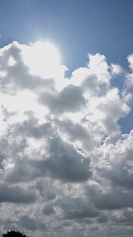 Blauer-Himmel-Wolkenlandschaft-über-Dem-Horizont-Die-Stadt