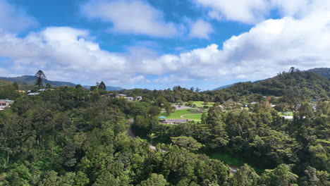 Antenne-Nähert-Sich-Dem-Bewaldeten-Abgrund-über-Der-Mackay-Eungella-Road-In-Richtung-Der-Berühmten-Goodes-Lookout-Und-Dem-Malerischen-Regenwalddorf-Eungella