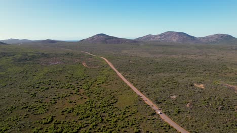 4K-Drohnenvideo-Eines-Weißen-Wohnmobils,-Das-Durch-Die-Grüne-Landschaft-Des-Cape-Range-Nationalparks-In-Esperance,-Westaustralien,-Fährt