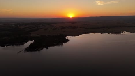 Hermosa-Puesta-De-Sol-Naranja-Sobre-El-Embalse-De-Merremu-Cerca-De-Las-Afueras-De-Melbourne