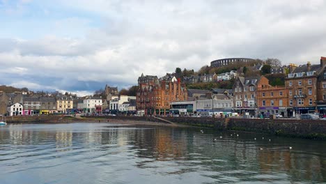 Vista-Del-Centro-De-La-Ciudad-De-Oban-Y-Del-Paseo-Marítimo-Con-Gente-Caminando-Y-Tráfico-En-Las-Calles-De-Escocia,-Reino-Unido