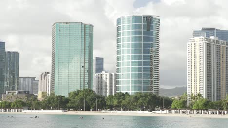 Una-Vista-Del-Centro-De-Honolulu-Desde-La-Playa-Del-Parque-Ala-Moana