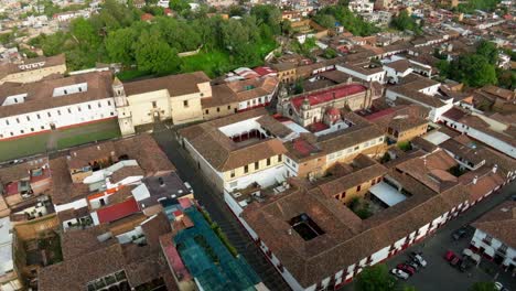 Drohnenumlaufbahn-Der-Stadtkirche-Von-Patzcuaro-Bei-Sonnenuntergang