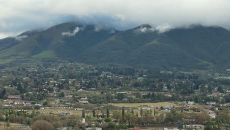 Wide-Ariel-Shot-Of-Dique-La-Pueblo-Del-Mollar,-Tucumán,-Tafí-Del-Valle,-Argentina