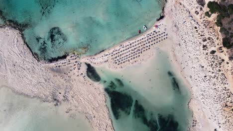 Vista-Superior-Giratoria-Sobre-La-Playa-Y-La-Laguna-De-Balos-Con-Turistas,-Creta,-Grecia